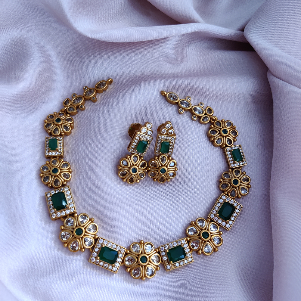 Single Layer Green Neckpiece – Posh Jewelery